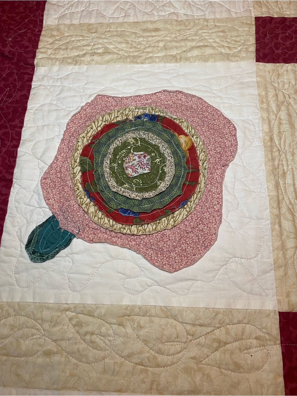 Stunning Appliqué Quilt/Throw in a dimensional floral motif. Burgundy pink gree - Picture 5 of 16